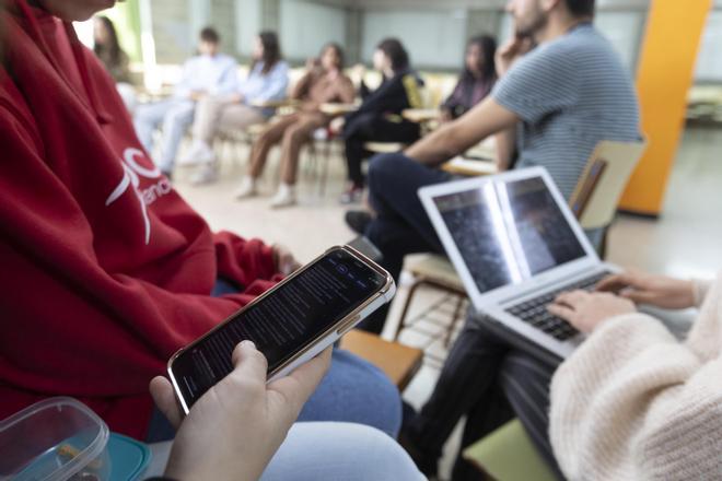 Un estudiante busca información en su móvil a la hora del patio en un instituto catalán.