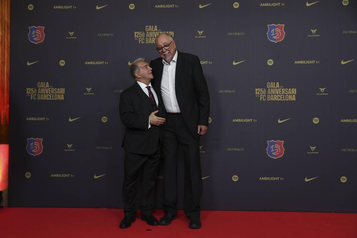 'Lagarto' De la Cruz y Joan Laporta, en la gala de los 125 años de la fundación del FC Barcelona.