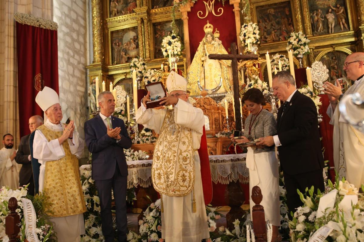 La Virgen de Araceli reina en el 75 aniversario de su coronación
