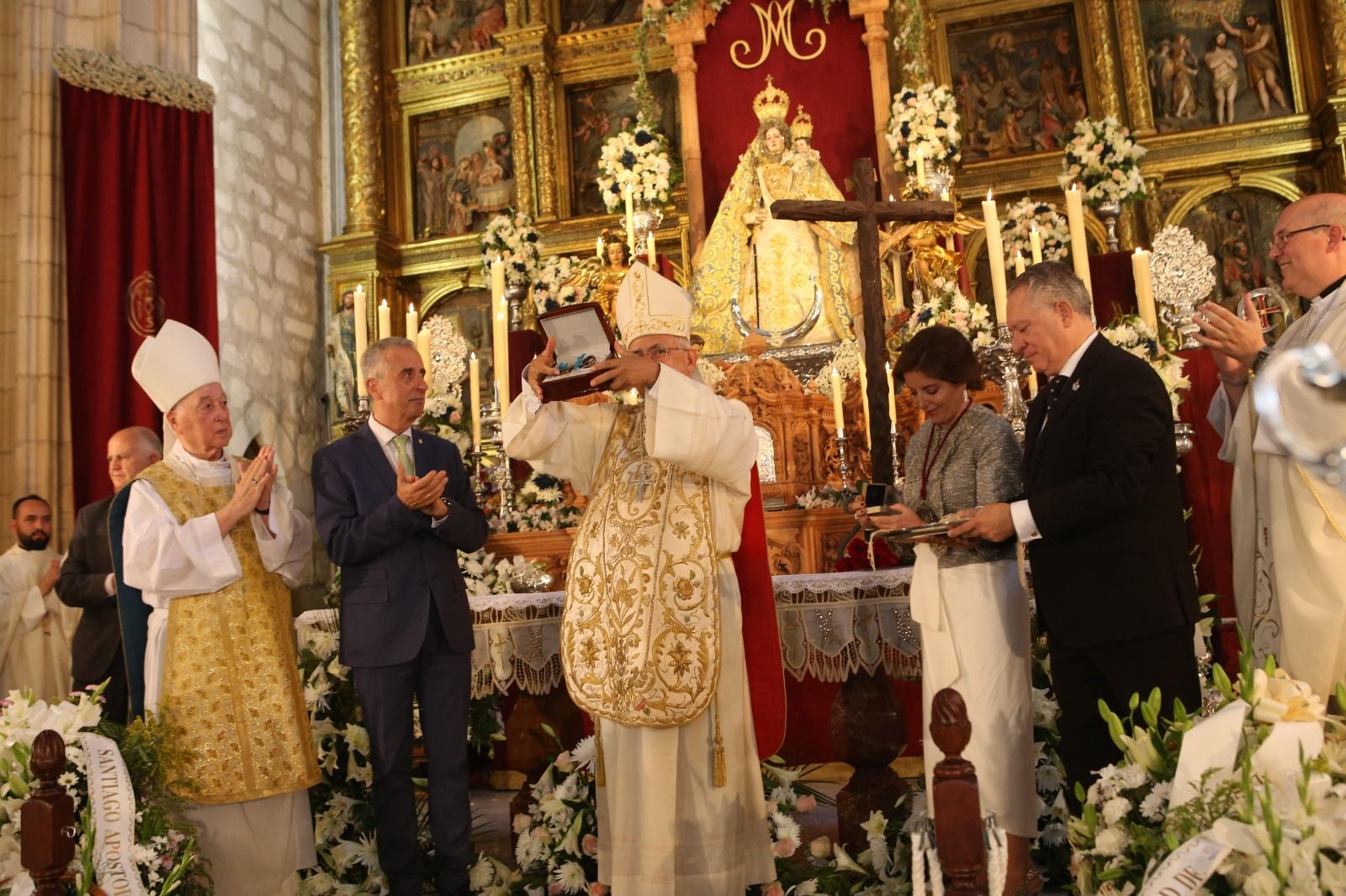 La Virgen de Araceli reina en el 75 aniversario de su coronación