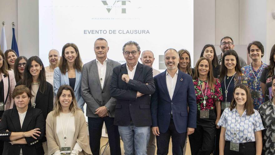 Regades, Verino y el presidente de la CEP, Jorge Cebreiros, con los participantes en ViaTextil.   | // CEDIDA