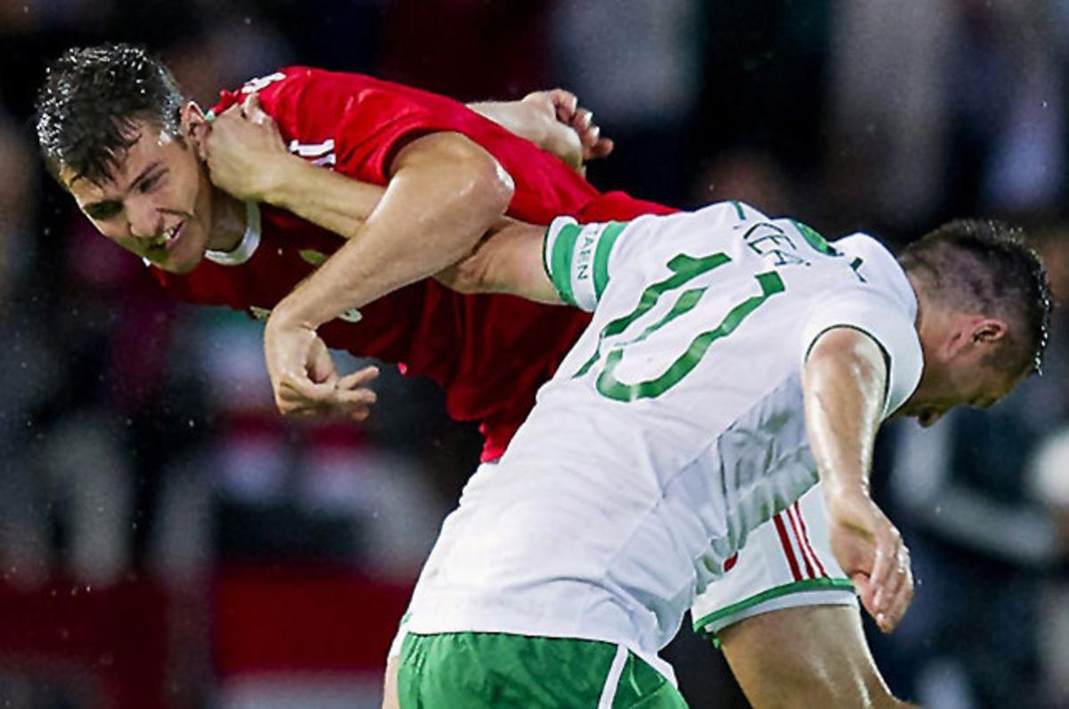 El jugador Robbie Keane (dreta) d’Irlanda lluita per la pilota amb Zsolt Korcsmar, d’Hongria, en un amistós disputat a l’estadi Puskas Ferenc de Budapest.