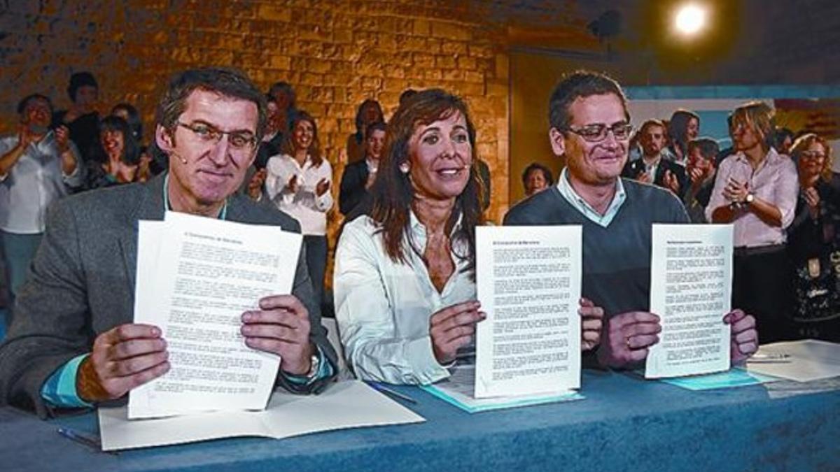 Basagoiti, Sánchez-Camacho y Núñez Feijóo, con el Compromiso de Barcelona, ayer, en el Saló del Tinell.