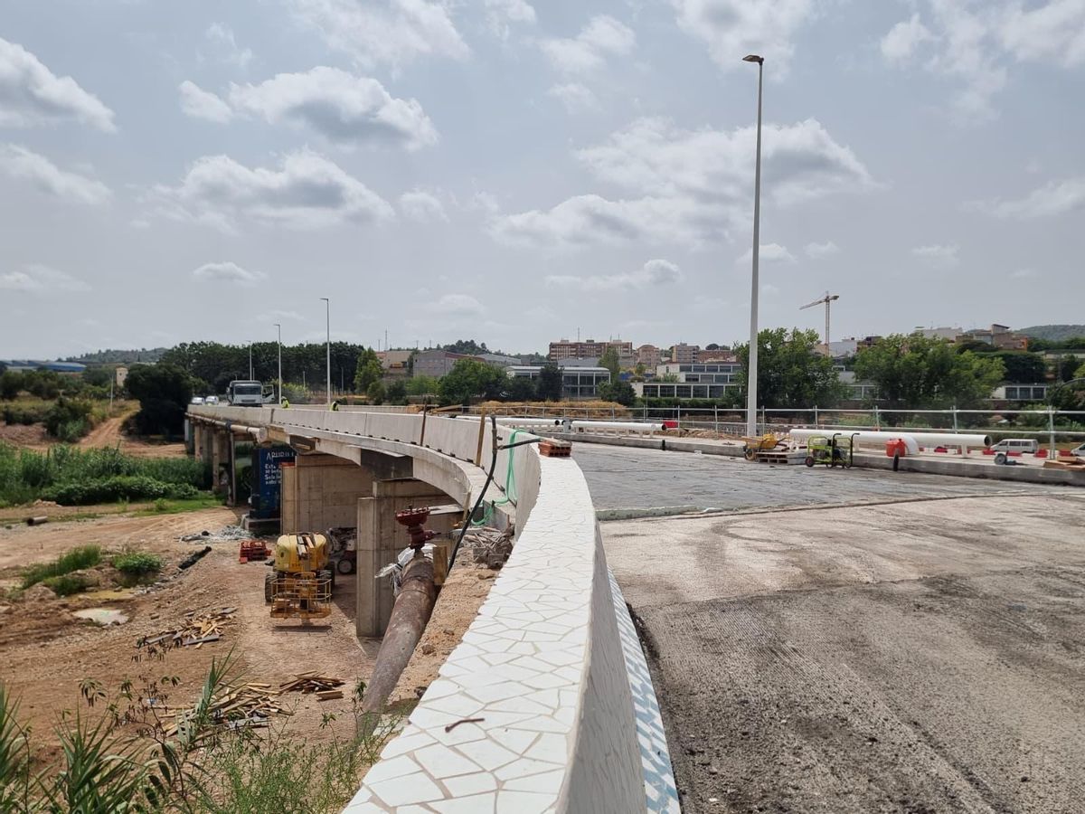 Obras en la reconstrucción de uno de los puentes de acceso al núcleo urbano de Riba-roja del Túria