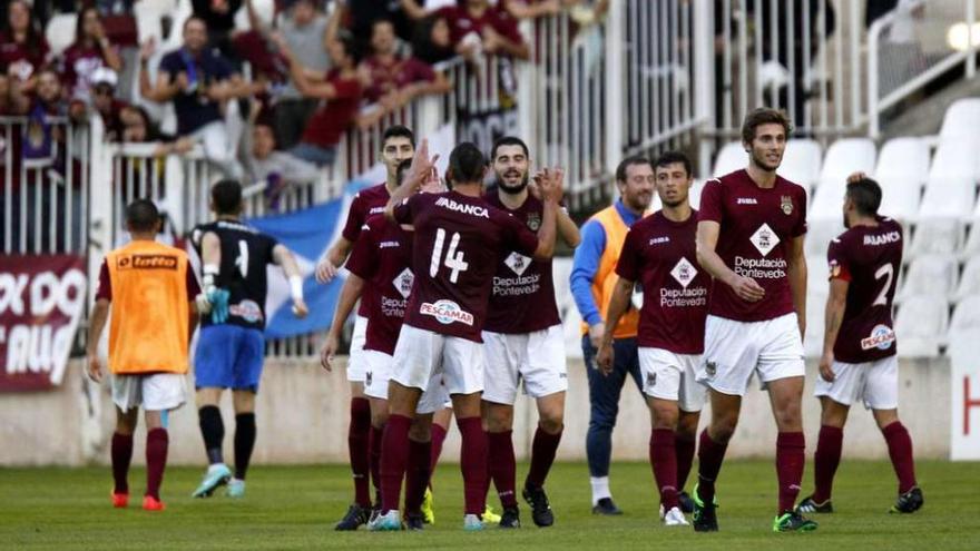 Los jugadores del Pontevedra celebran la victoria al final del partido con el grupo de aficionados que viajaron a Santander. // Área 11