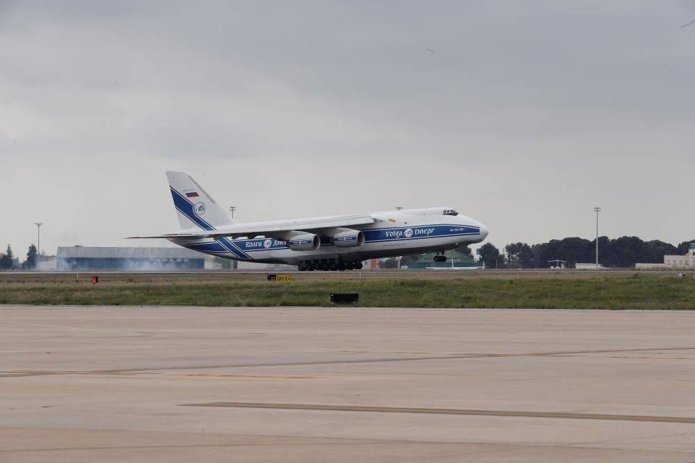 Aterriza en València el cuarto avión con material chino para hospitales valencianos