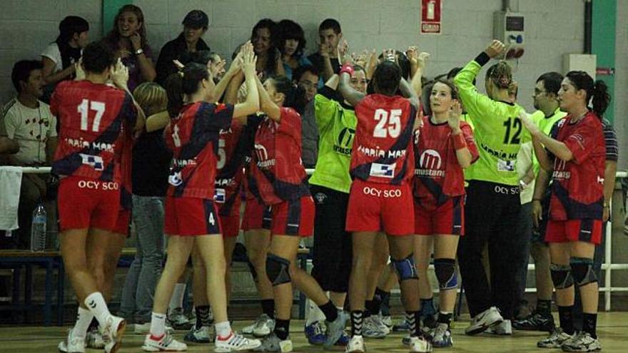 Las jugadoras del Elche Mustang celebrando la victoria del pasado sábado ante el Mar Alicante