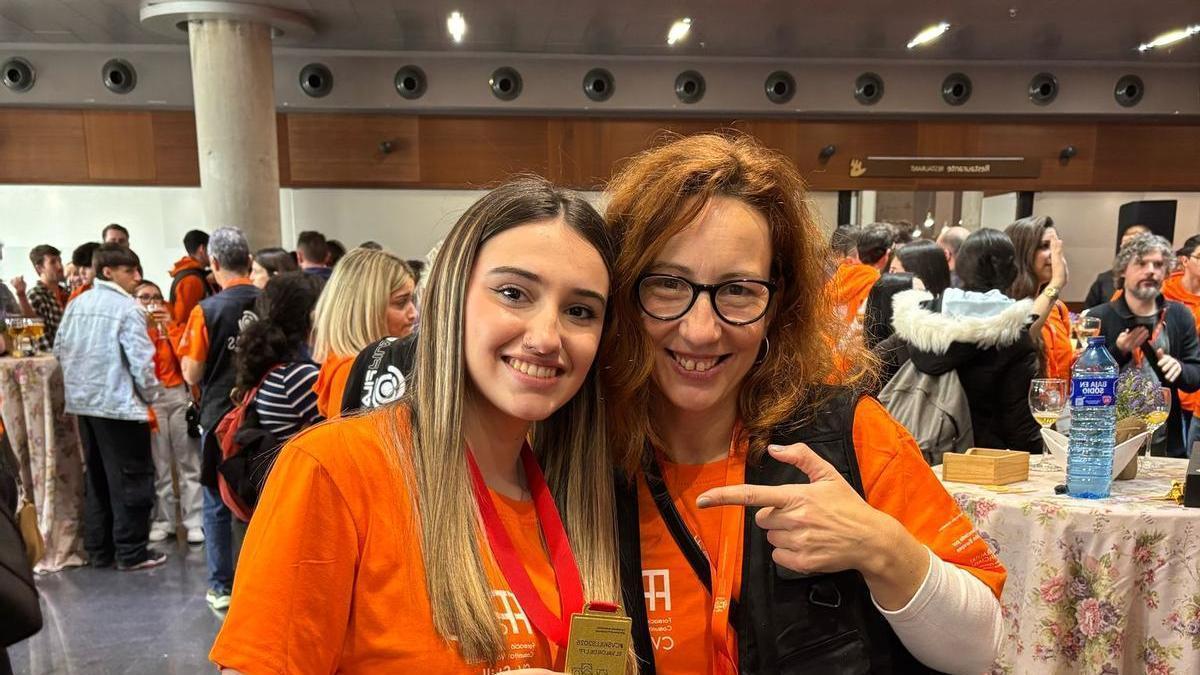 La joven Sara Machí muestra su medalla de oro.