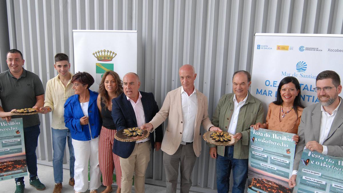 Membros da corporación de Vilanova e Lalín na presentación da Festa do Mexillón e do Berberecho.