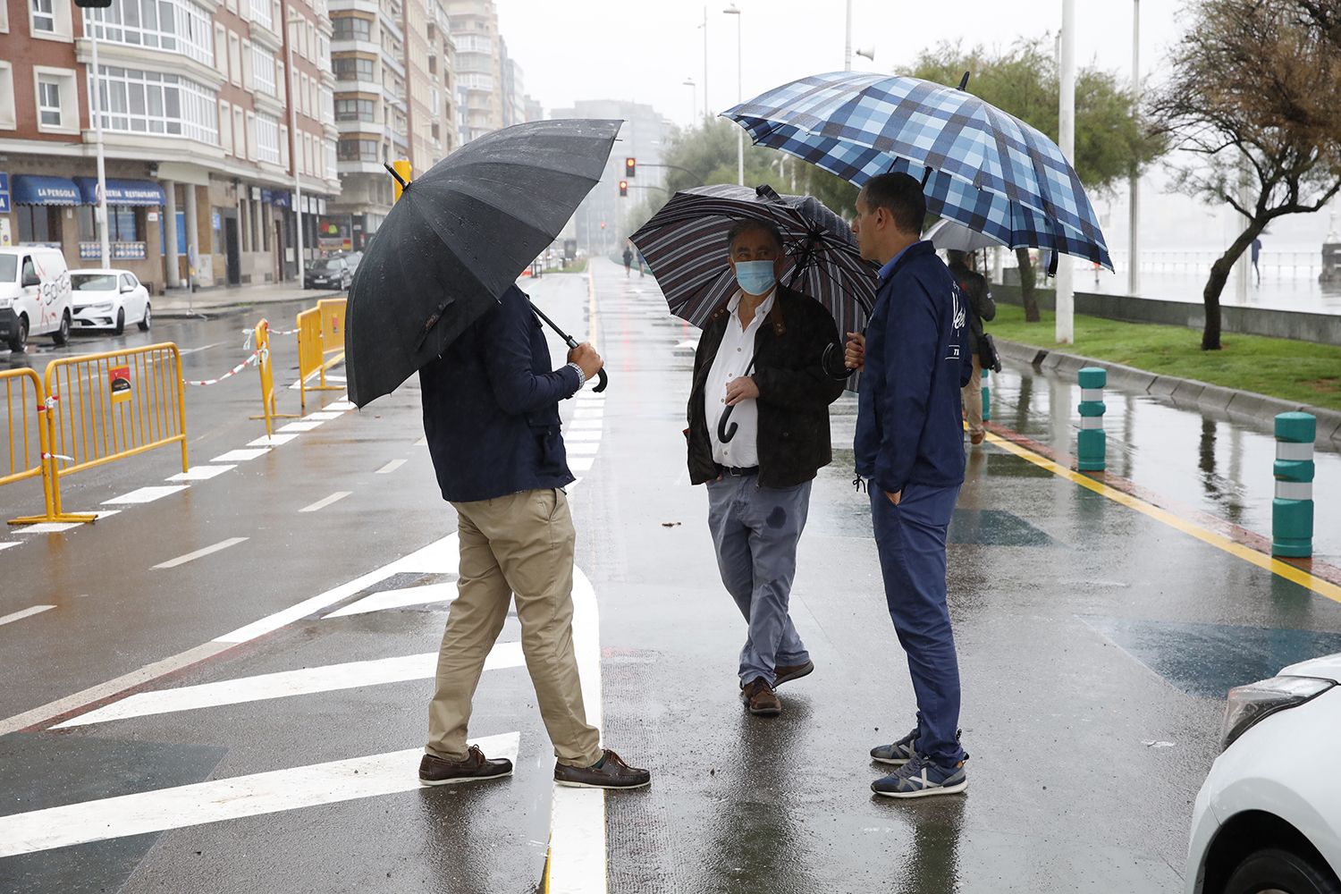 En imágenes: así ha sido la reapertura al tráfico del "cascayu" de Gijón