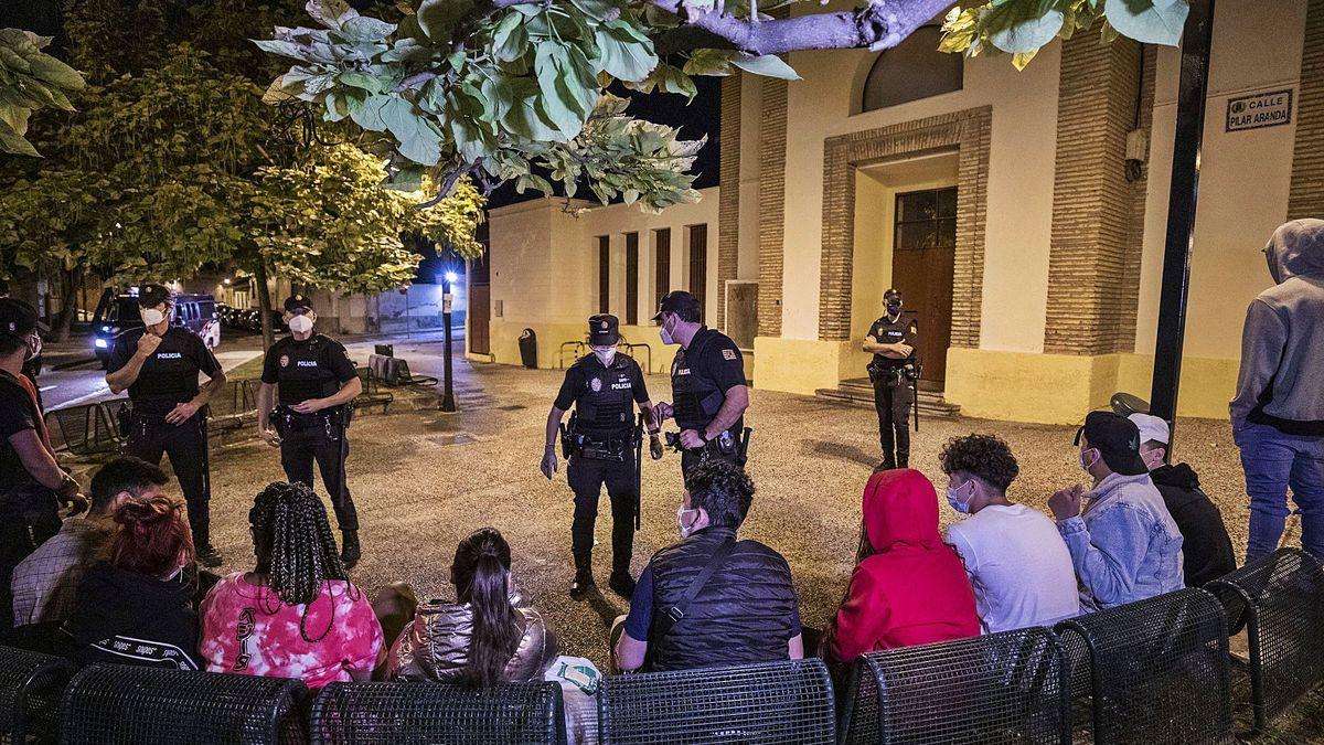 Varios agentes intervienen un botellón, en una plaza de Zaragoza