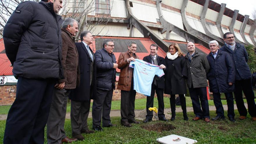 Caballero y Mouriño sostienen una camiseta celeste.// R. Grobas