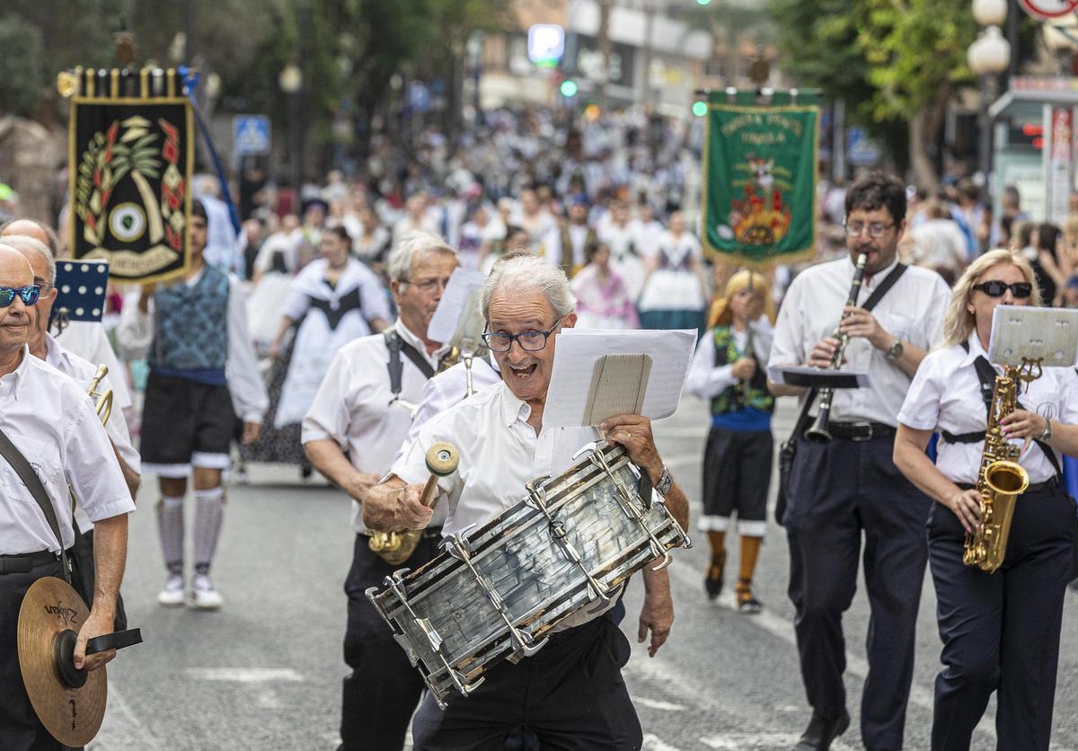 Un instante de la Entrada de Bandas celebrada con motivo de las Hogueras de Alicante del año pasado