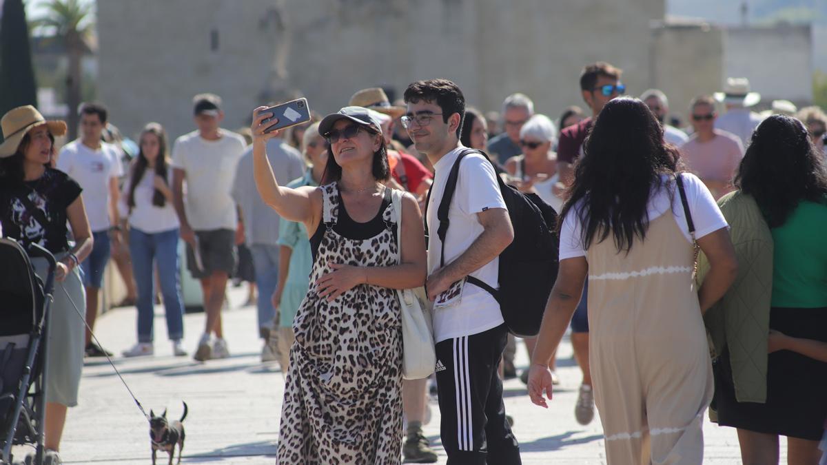 Turistas durante el puente del Pilar en Córdoba