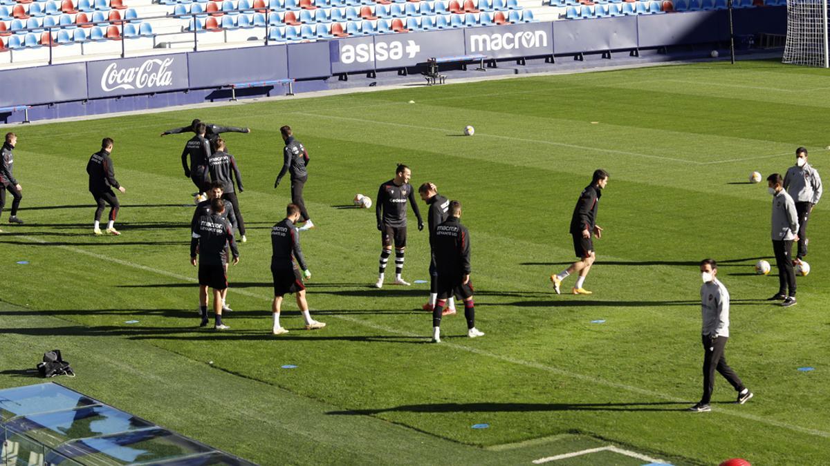 Los jugadores del Levante, durante un entrenamiento a las órdenes de Alessio
