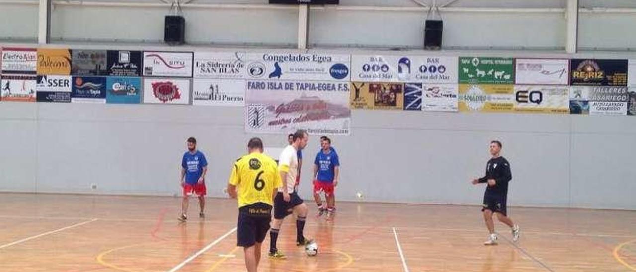 Un partido celebrado este año en el polideportivo tapiego.