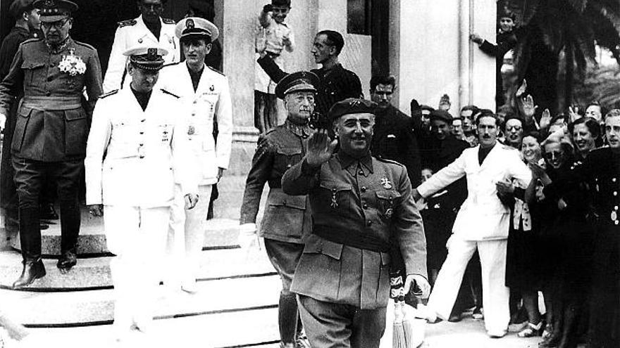 Franco en A Coruña, saliendo de uno de los kioscos del Relleno.