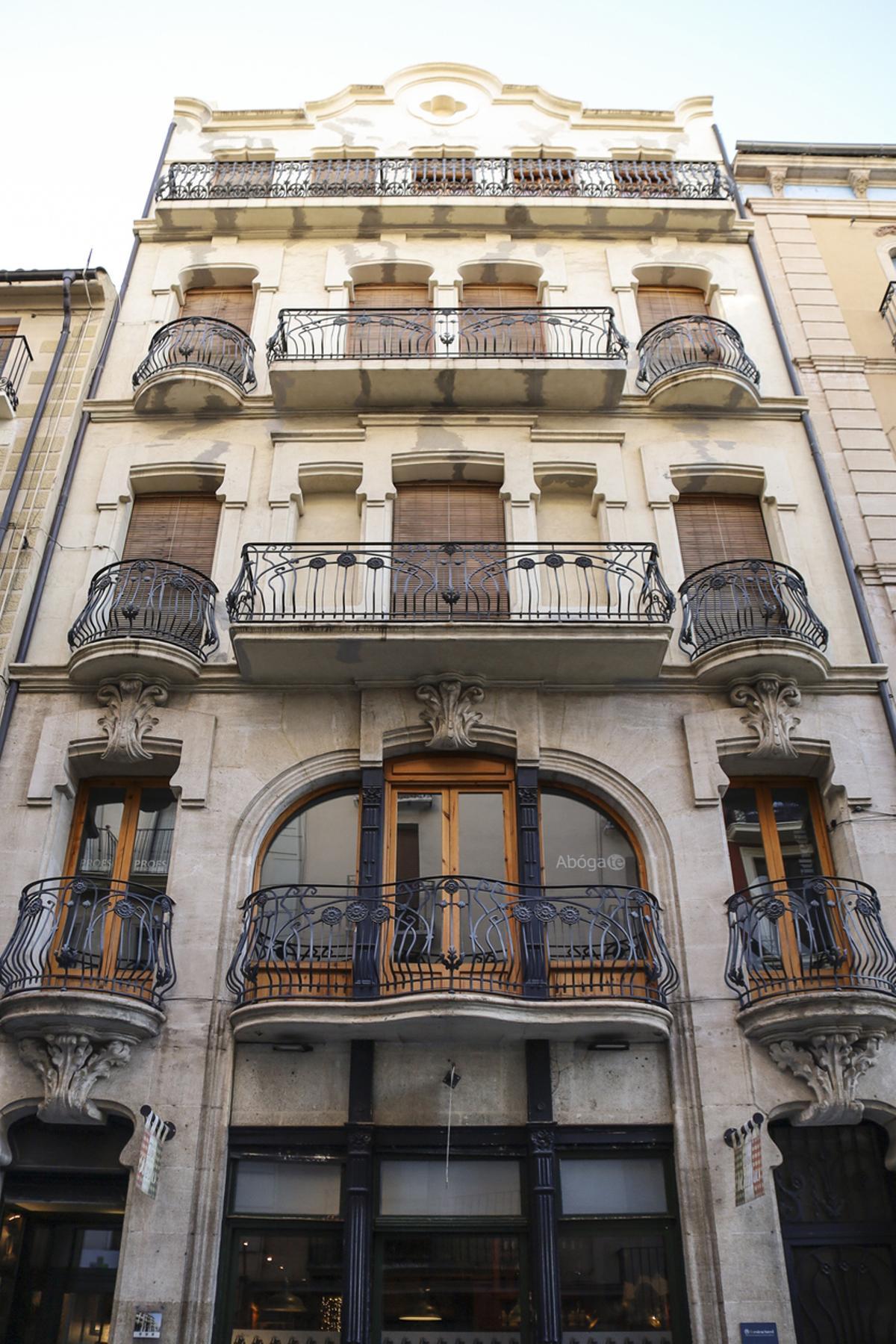 Preciosa fachada de casa de estilo modernista en Alcoy.
