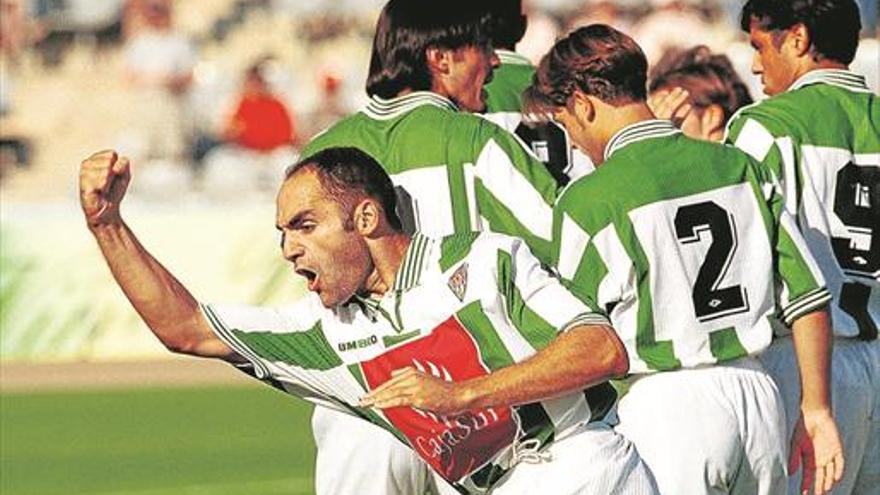 Espejo celebra un gol con Puche, Requena y Loreto al fondo.