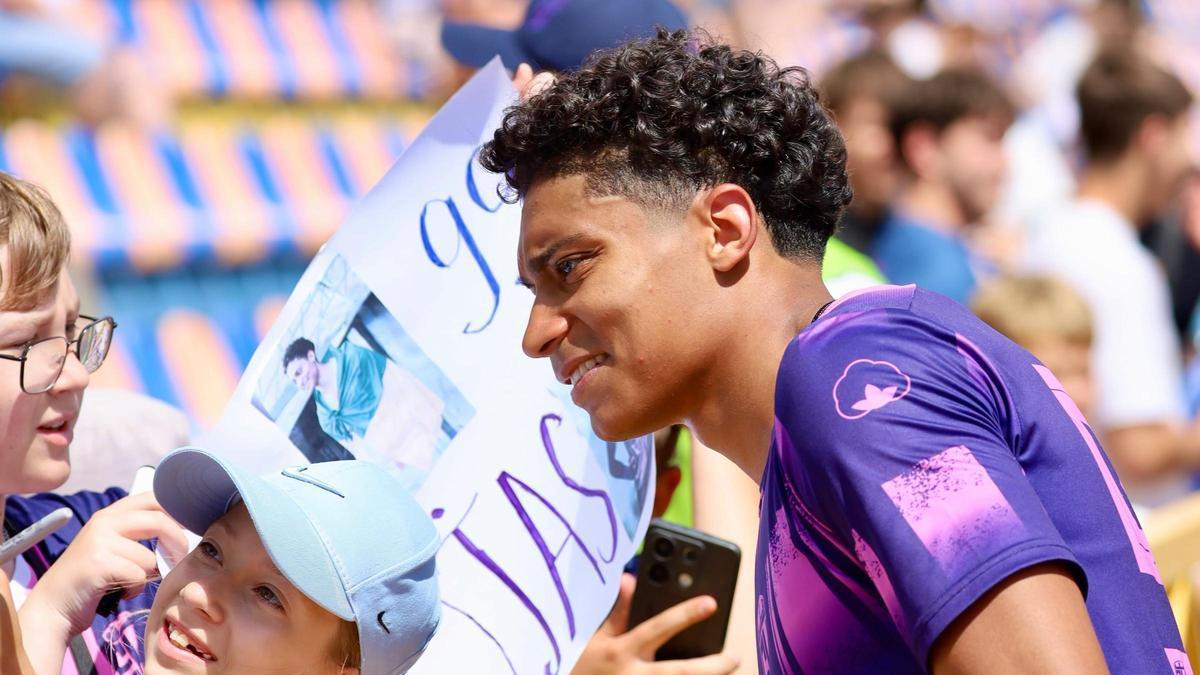 Carlos Rojas firma autógrafos a seguidores del club ucraniano en el que milita desde enero