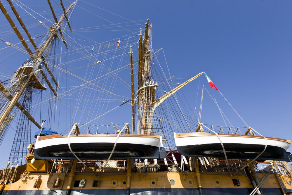 El buque italiano Amerigo Vespucci visita Valencia