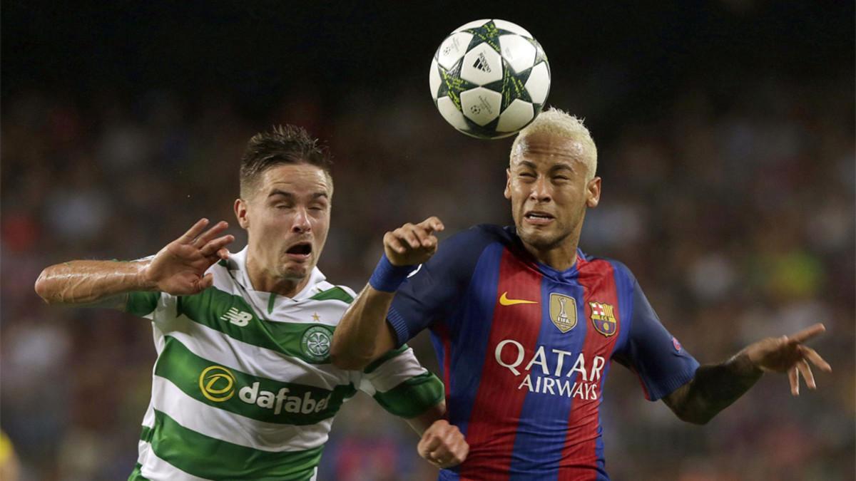 Lustig y Neymar, en una acción del Celtic - FC Barcelona de la fase de grupos. El sueco arremete ahora contra el brasileño por un pique que mantuvieron en ese duelo