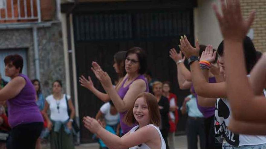 Miembros grandes y pequeños de la escuela de baile local demuestran su talento.