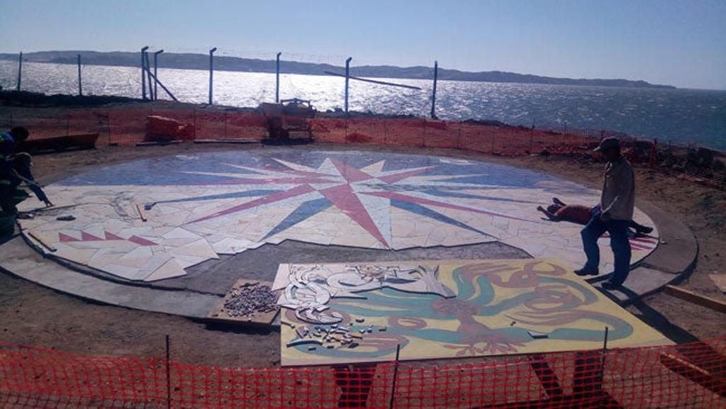 El artista explica que &quot;cuando los dibujos son más lineales  y sencillos pinto y relleno formas sobre la superficie del &quot;plato&quot;, la placa de hormigón que sirve como plataforma y base de la obra.   Aquí también se puede apreciar como el dibujo realizado en el tablero da paso a las teselas de cerámica en un laborioso y artesanal proceso.