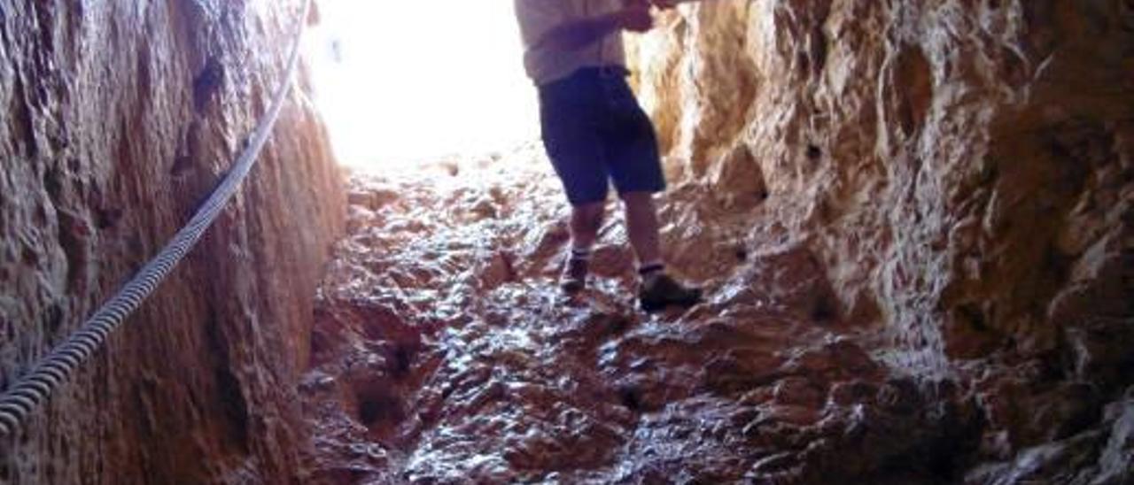 Los excursionistas deben ir con cuidado y agarrados a las cuerdas para no caer. De hecho, el brillo de las piedras del túnel avisa del riesgo de resbalar.