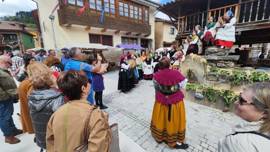 Actuación de un grupo folclórico, ayer, en Pola de Lena. | A. V.