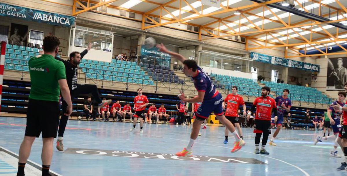 Un lanzamiento, ayer, en el encuentro en Cangas. |  G.N.