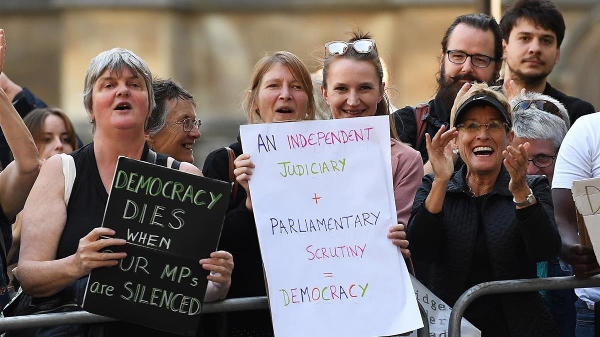 Manifestantes 'antibrexit' claman contra la suspensión del Parlamento a las puertas del Tribunal Supremo británico, este miércoles.