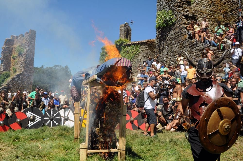 La recreación del desembarco se convierte en el acto central de la Romaría Vikinga