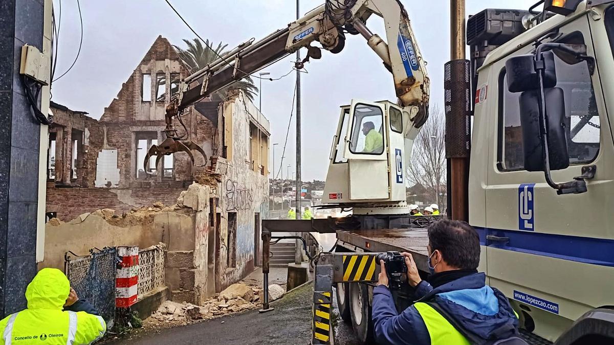 Trabajos de derribo de la Casa Carnicero, el día de Fin de Año.   | // I.. R.