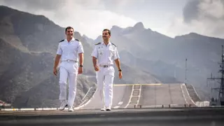 Un paseo en Santa Cruz por el buque de guerra más grande y más caro de España