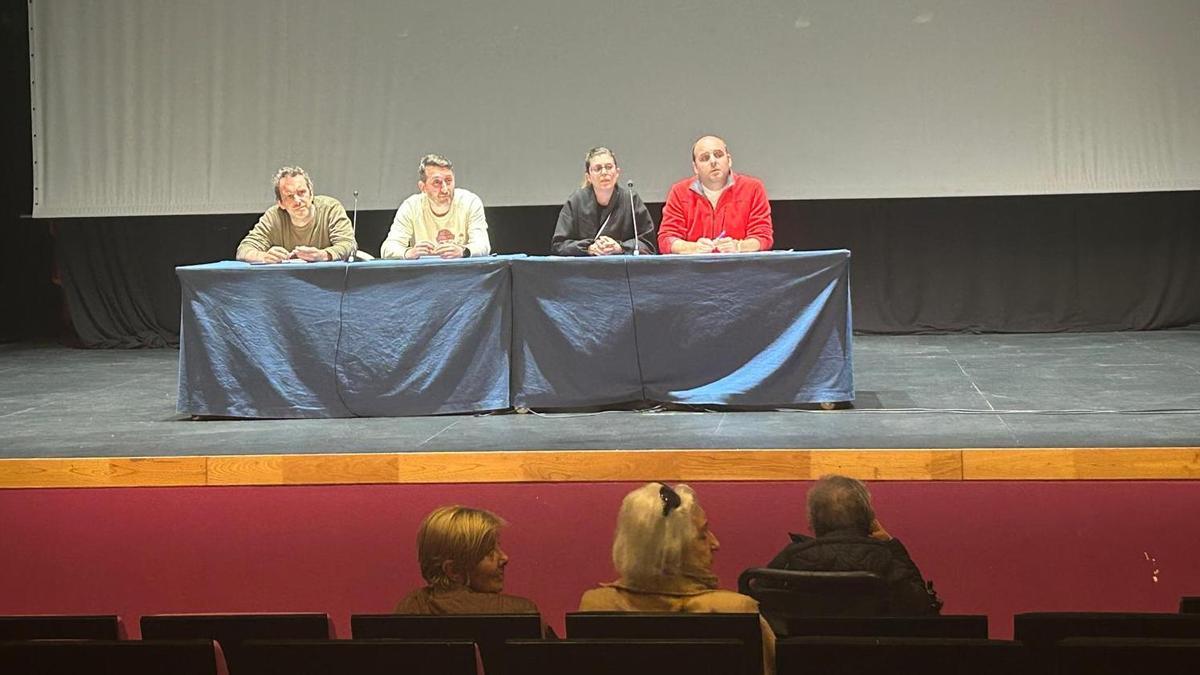 Por la izquierda, David Cimadevilla, Sergio García, Lucía Noval y Faustino Prieto, durante la asamblea de socios de Festejos de la Pola.