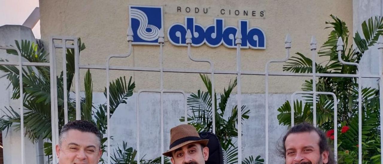 De izq. a dcha., Chano Gil, Yul Ballesteros y Paco Perera, frente a los estudios Abdala, en La Habana. | | EL DÍA