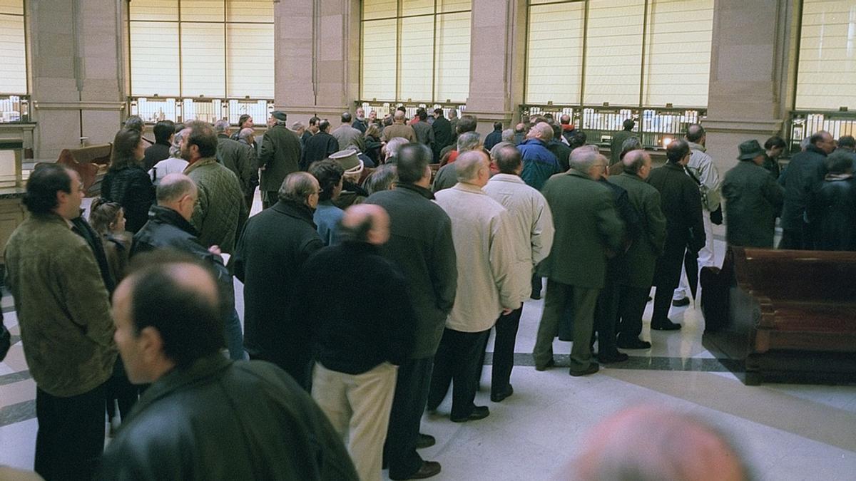 MADRID 1 01 2002 INTERIOR DEL PATIO DE OPERACIONES DEL BANCO DE ESPAÑA A DONDE ACUDIERON NUMEROSAS PERSONAS EN BUSCA DE LOS PRIMEROS EUROS FOTO JON BARANDICA M 21513