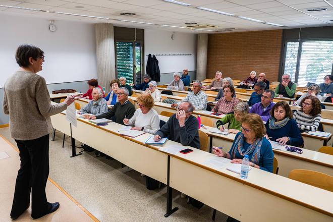 Aula de la Universitat de lExperiencia, el campus para mayores de la UB.