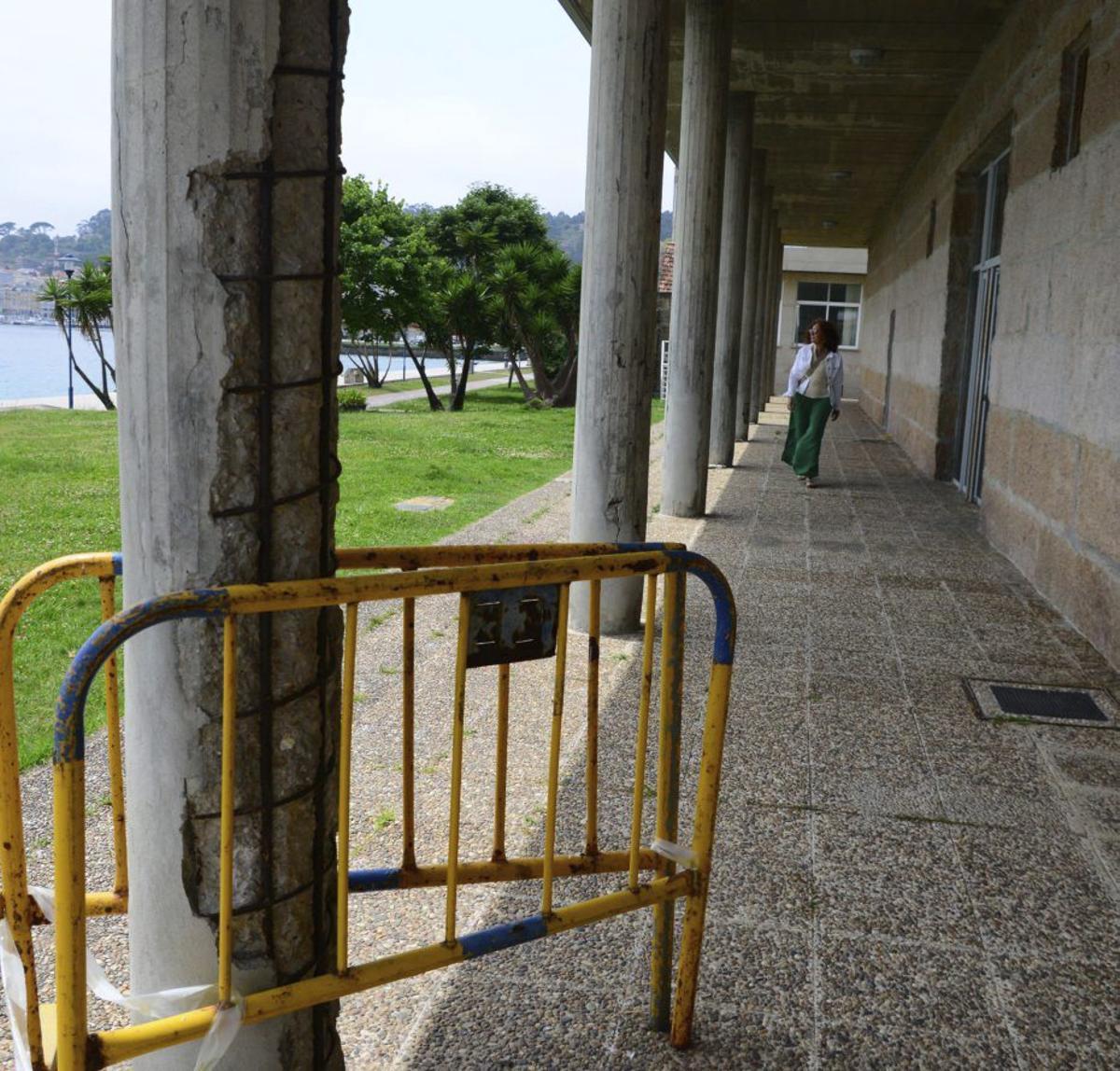 Columnas de la Casa de Cultura de Cangas.