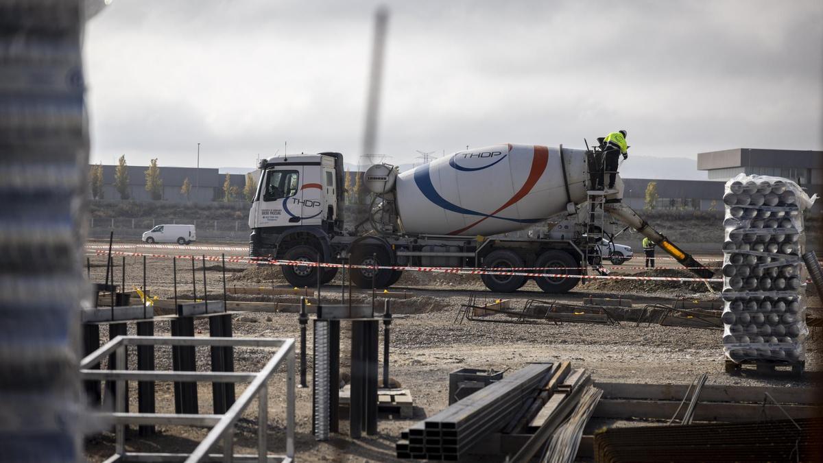 Obras en Plaza para la futura fábrica de Hitachi, que se instalará en la plataforma logística de Zaragoza en 2026.
