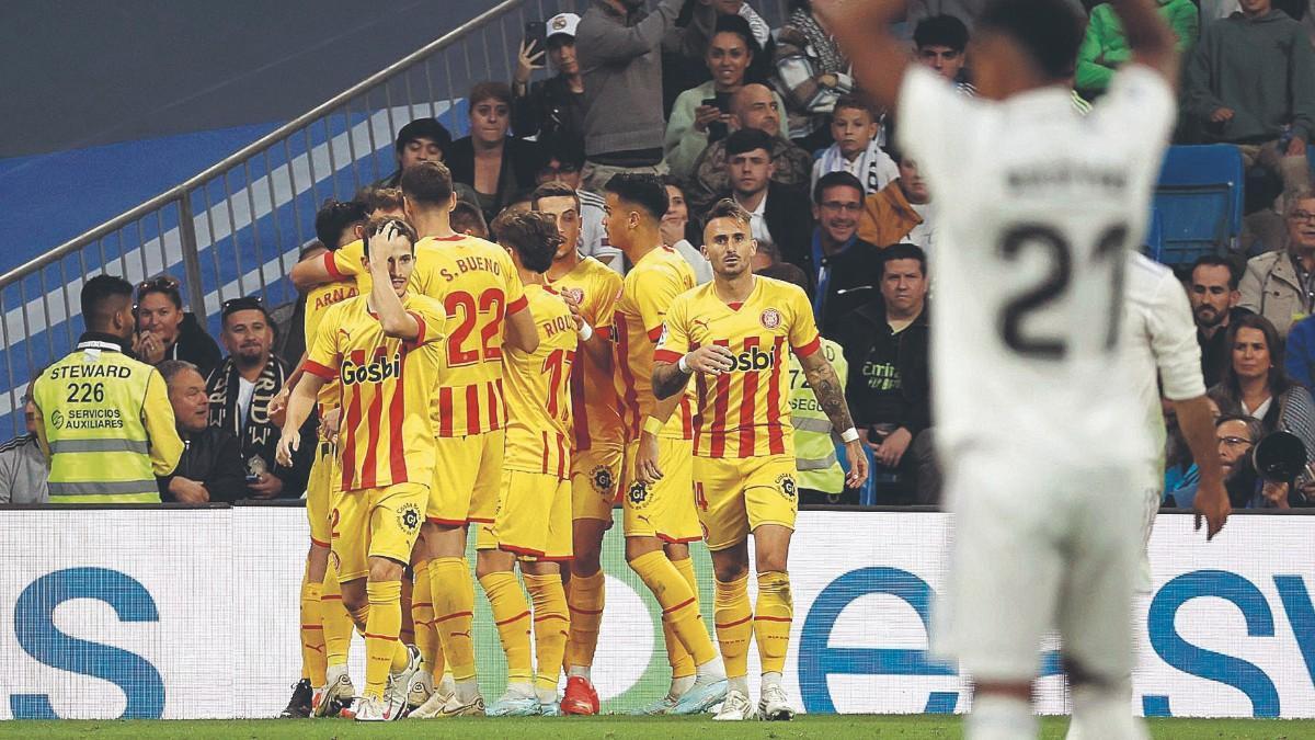 Los jugadores del Girona celebran el gol anotado por Stuani en el Santiago Bernabéu