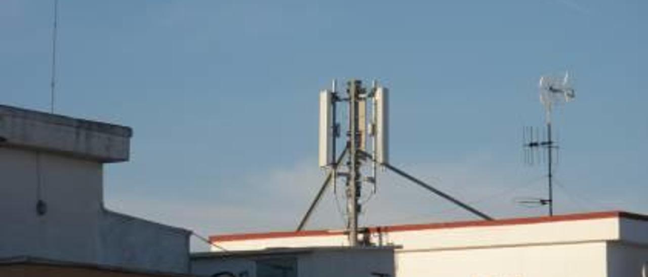 Castelló retira una antena de telefonía en Trinitat tras las quejas vecinales