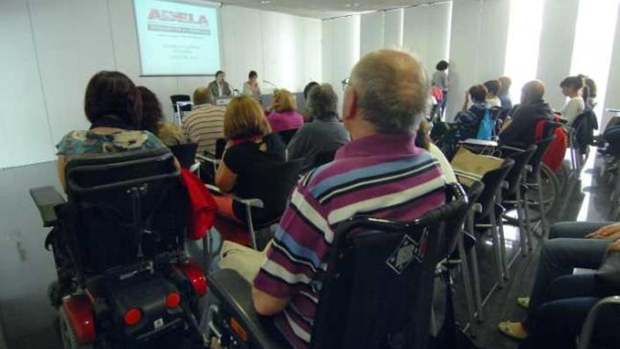 Afectados por la ELA de la Comunidad Valenciana se reunieron ayer en Elche.