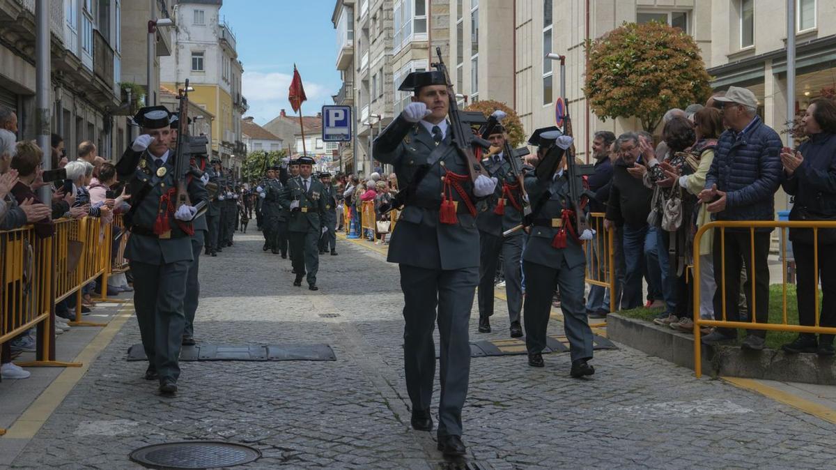El desfile del cuerpo de seguridad recorrió las calles de Xinzo de Limia. | Roi Cruz