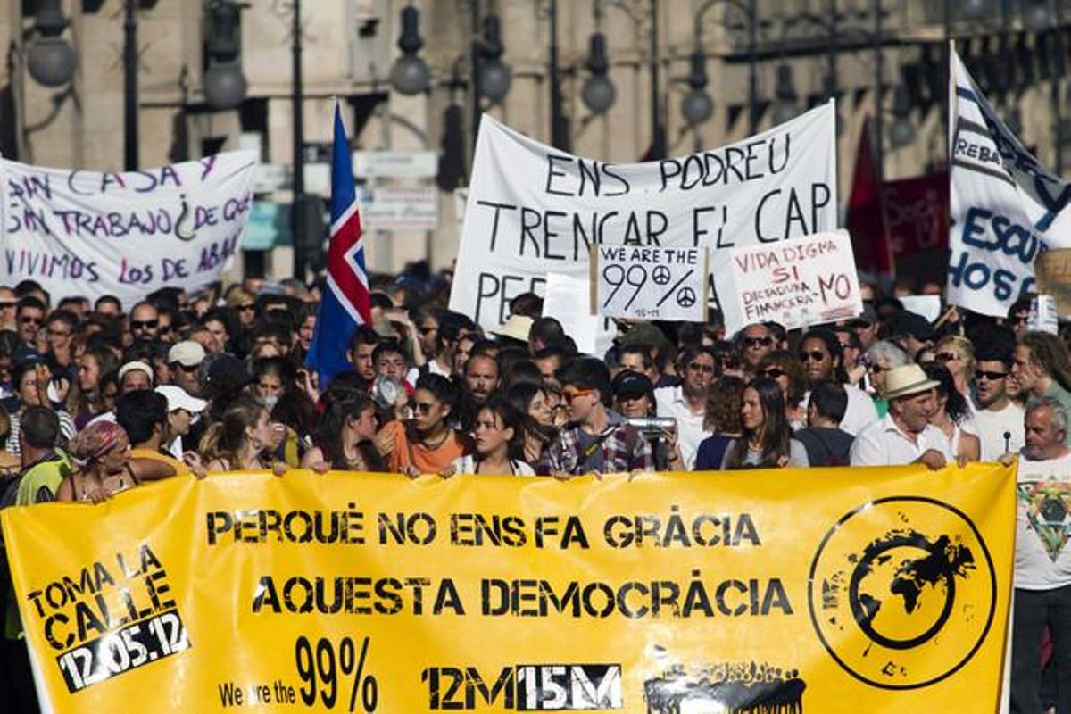 Nombroses pancartes encapçalen la manifestació que va tenir lloc pels principals carrers de Palma de Mallorca.