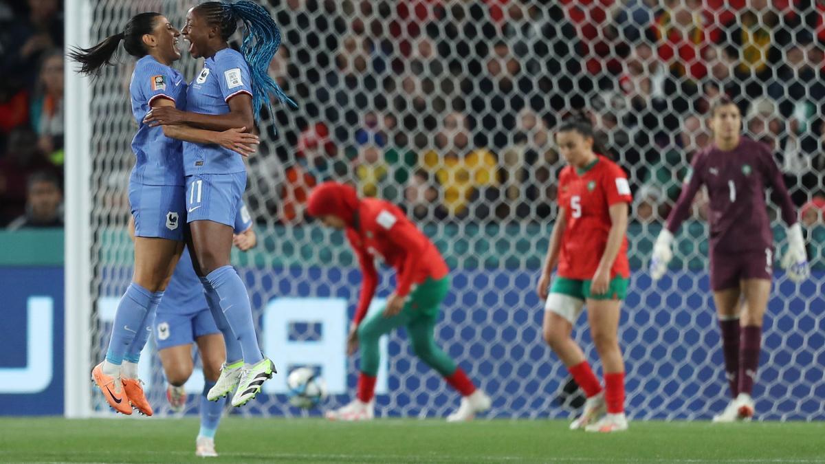 Las jugadoras de Francia celebran su gol ante las jugadoras de Marruecos