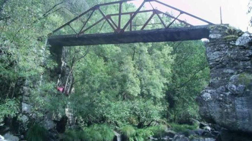 Ponte sobre o Puzo Negro, no río Deza.