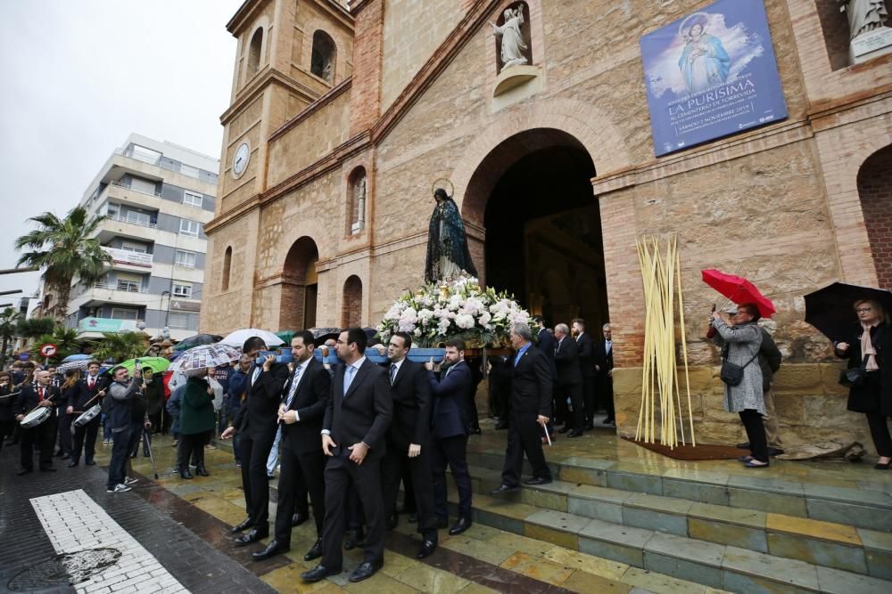 Pese a la fina lluvia que caía a primera hora de la mañana la procesión de Domingo de Resurección pudo celebrar el tradicional Encuentro en las cuatro esquinas