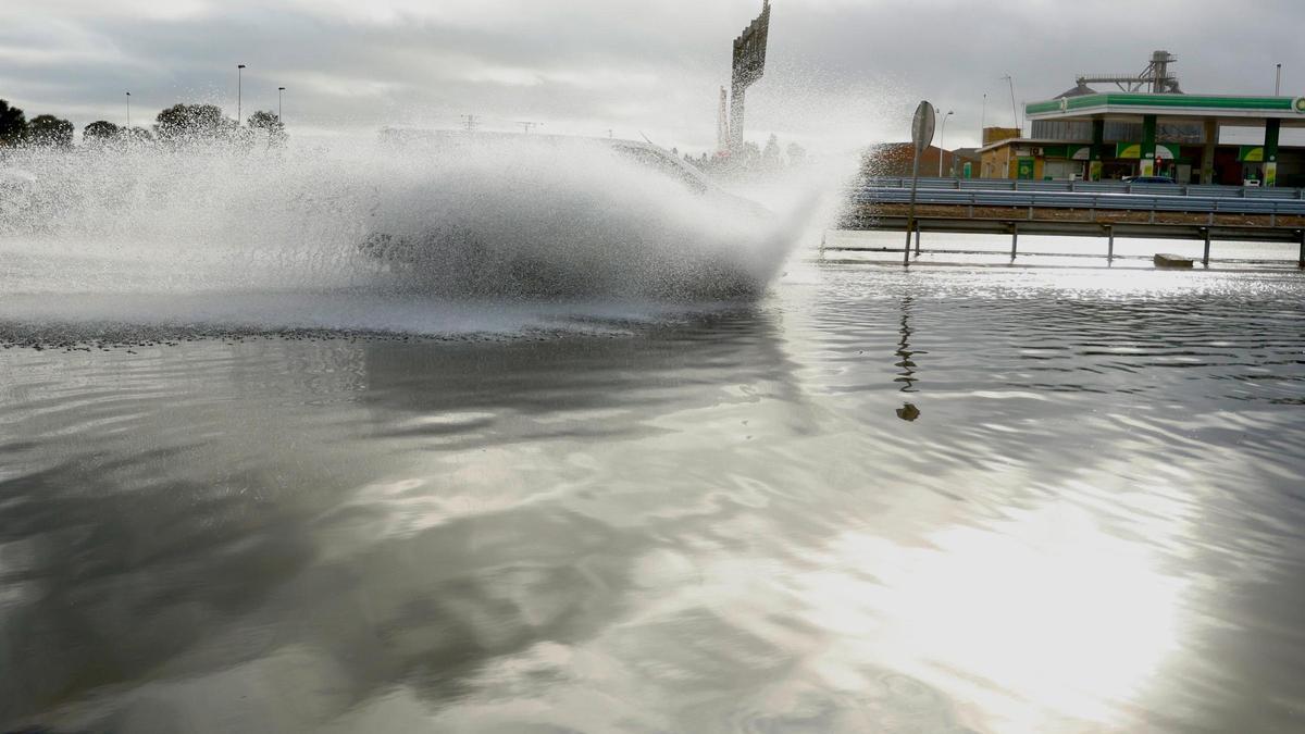 Un tramo de la Pista de Silla se inunda tras las fuertes precipitaciones